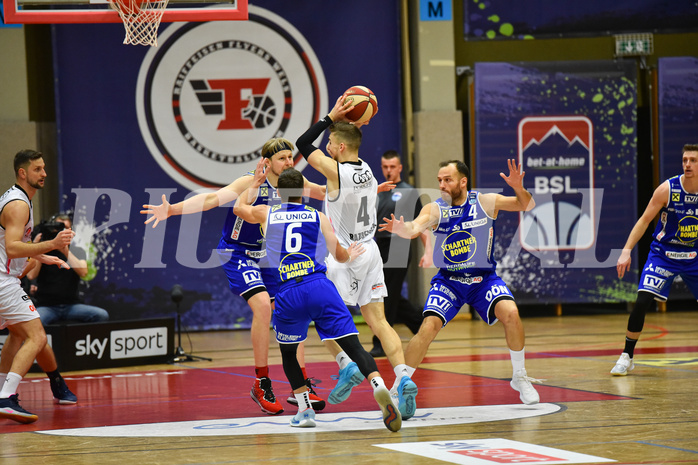 Basketball Superliga 2020/21, Grunddurchgang 6.Runde Flyers Wels vs. Swans Gmunden, Daniel Friedrich (6), Jan Raszdevsek (4), Enis Murati (4),

