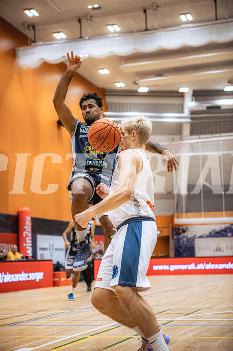 Basketball, Basketball Austria Cup 2022/23, Viertelfinale, Vienna Timberwolves, Gmunden Swans, Dwayne Lautier-Ogunleye (23), Elias Wlasak (8)