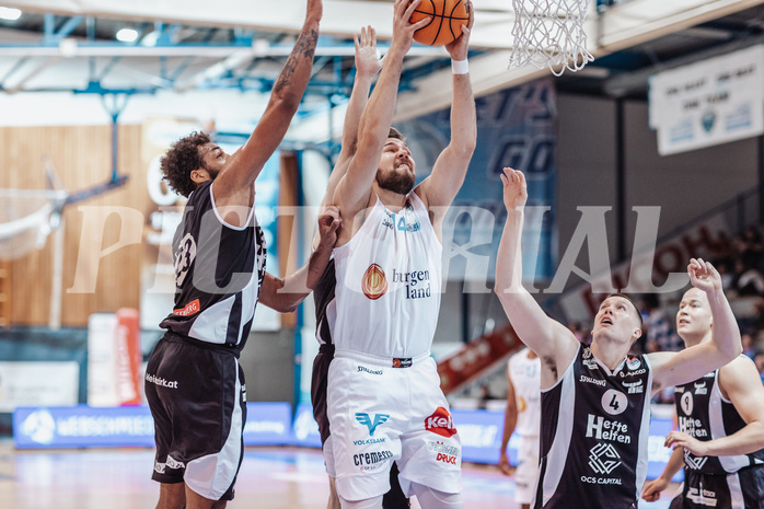 Basketball, Basketball Superliga 2023/24, Grundduchgang Runde 4., Oberwart Gunners, Kapfenberg Bulls, Johnny McCants (23), Daniel Koeppel (14), Noah Baumann (4)