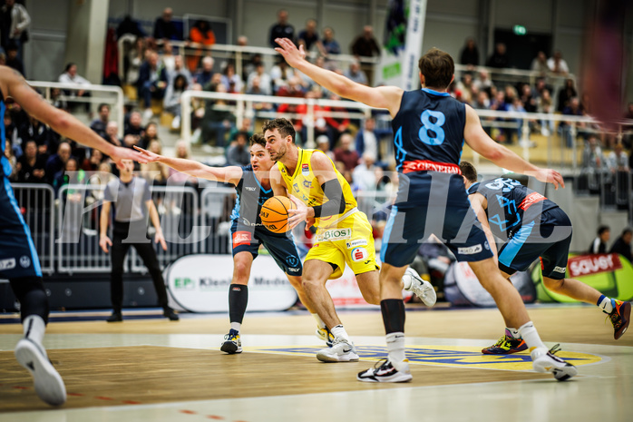 Basketball, Win2Day Superliga 2023/24, Grunddurchgang 6.Runde, SKN St. Pölten, Vienna Timberwolves, Philipp D'Angelo (9), Matej Kavas (40)