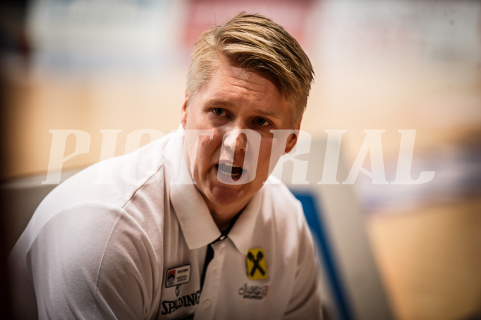 Basketball, bet-at-home Basketball Superliga 2021/22, Grunddurchgang Runde 8, Oberwart Gunners, Gmunden Swans, Aleksi Koskinen(Ass. Coach)