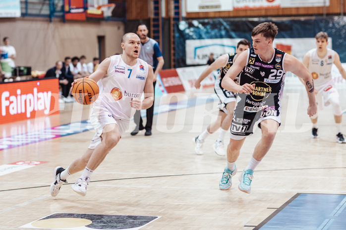 Basketball, Basketball Superliga 2023/24, Grunddurchgang 19.Runde, Oberwart Gunners, Gmunden Swans, Sebastian Kaeferle (7), Orri Gunnarsson (29) Basketball, Basketball Superliga 2023/24, Grunddurchgang 19.Runde, Oberwart Gunners, Gmunden Swans, Sebastian Kaeferle (7), Orri Gunnarsson (29)