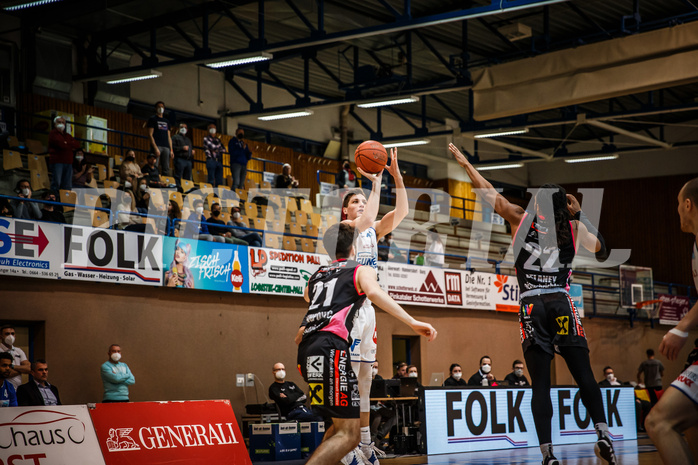 Basketball, bet-at-home Basketball Superliga 2021/22, Grunddurchgang Runde 9, Oberwart Gunners, Flyers Wels, Brock Gardner (10)