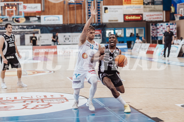 Basketball, Basketball Superliga 2023/24 , Qualifikationsrunde 10, Oberwart Gunners, Kapfenberg Bulls, Jonathan Knessl (12), Reudale Shamaar Williams (3)