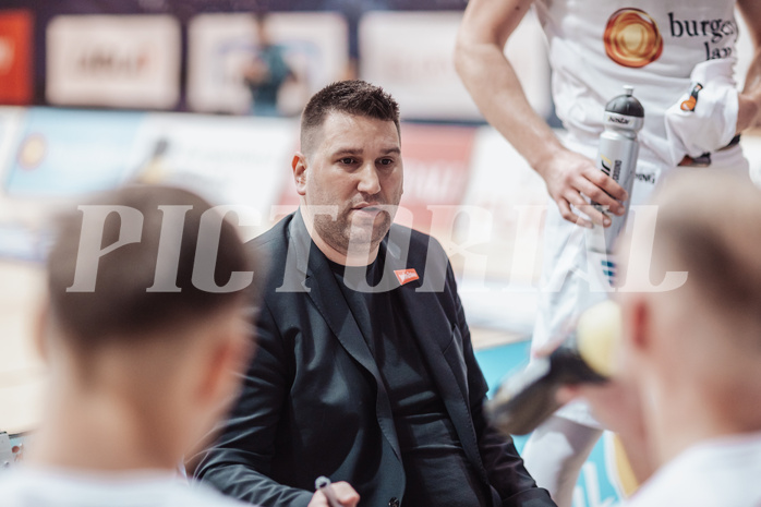 Basketball, Basketball Superliga 2023/24 , VF 2, Oberwart Gunners, Gmunden Swans, Horst Leitner (Head Coach) Basketball, Basketball Superliga 2023/24 , VF 2, Oberwart Gunners, Gmunden Swans, Horst Leitner (Head Coach)