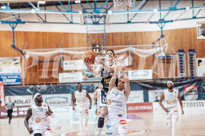 Basketball, Basketball Superliga 2023/24 , VF 2, Oberwart Gunners, Gmunden Swans, Munis Tutu (10), Benedikt Guettl (7), Jonathan Knessl (12)