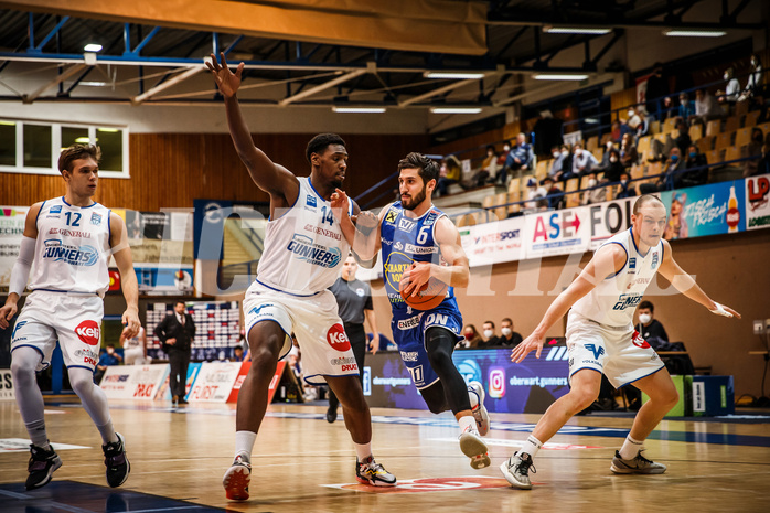 Basketball, bet-at-home Basketball Superliga 2021/22, Grunddurchgang Runde 8, Oberwart Gunners, Gmunden Swans, Daniel Friedrich (6)