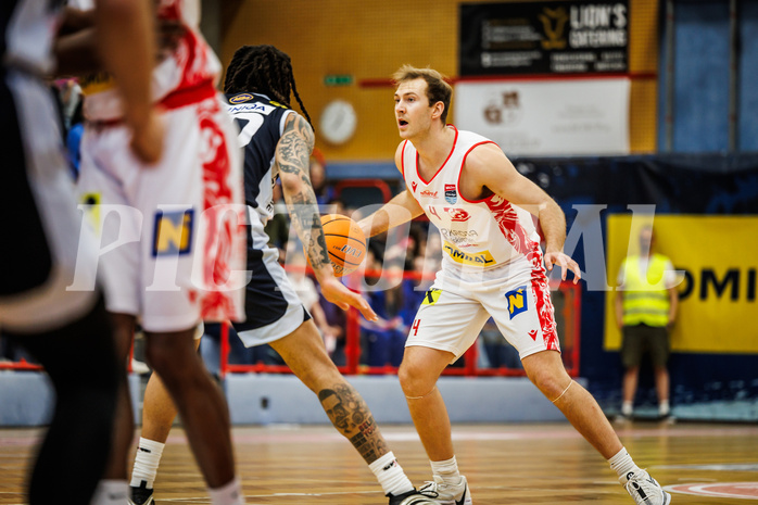 Basketball, win2day Basketball Superliga 2024/25, Platzierungsrunde 9. Runde, Traiskirchen Lions, Gmunden Swans, Ryan Moffat (4)