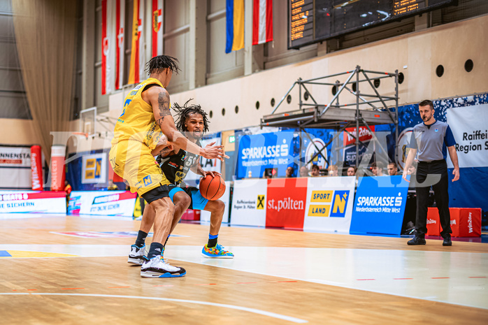 Basketball, Win2Day Superliga 2022/23, Viertelfinale Spiel 4, SKN St. Pölten Basketball, Raiffeisen Flyers Wels, Christopher Ferguson (20), Terell Allen (5)