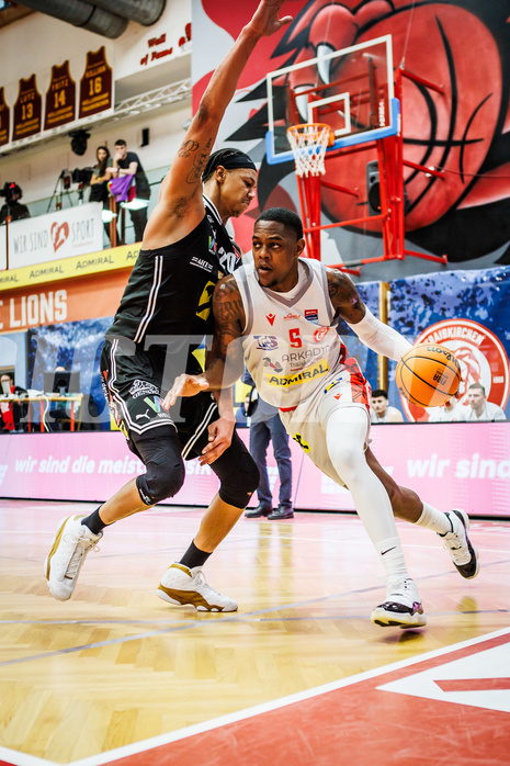Basketball, Basketball Austria CUP 2023/24, Finale, Traiskirchen Lions, Flyers Wels, Christopher Ferguson (20), Davon Clare (5)