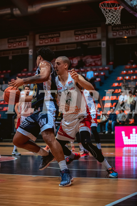 Basketball, Win2Day Superliga 2022/23, 4. Platzierungsrunde, BC Vienna, Gmunden Swans, Dwayne Lautier-Ogunleye (23), Stefan Savic (13)