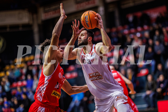 Basketball, Win2Day Superliga 2024/25, Grunddurchgang 13.Runde, BC Vienna, Traiskirchen Lions, Noah Oguamalam (20), Ivan Gavrilovic (23)