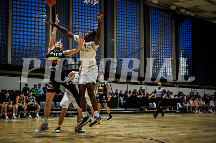 Basketball, Basketball Zweite Liga 2023/24, Grunddurchgang 1.Runde, Basket Flames, Mattersburg Rocks, Marco Jaitz (11), Kingsley Fobi (14)
