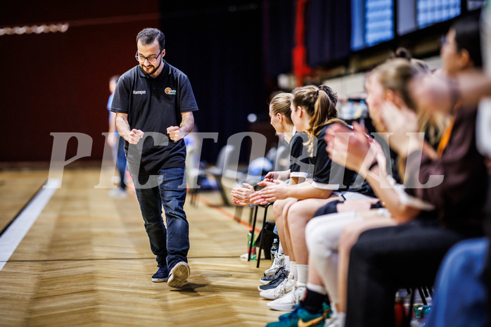 Basketball, Win2Day Basketball Damen Superliga 2023/24, Grunddurchgang 12.Runde, Basket Flames, DBB LZ OÖ, Hirbod Mahdavi (Head Coach)