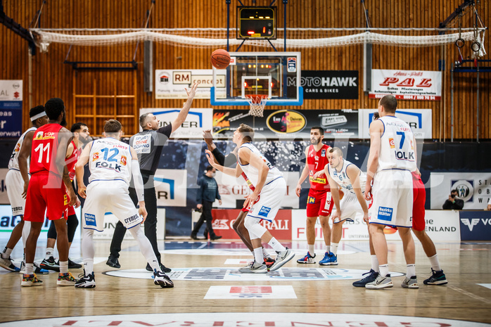 Basketball, bet-at-home Basketball Superliga 2021/22, Grunddurchgang Runde 10, Oberwart Gunners, Traiskirchen Lions, #featured Jumpball