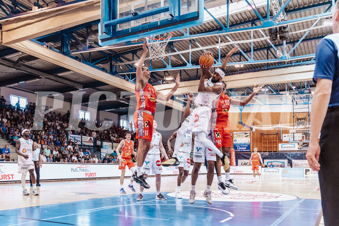 Basketball, Basketball Superliga 2023/24 , SF 4, Oberwart Gunners, Traiskirchen Lions, Fabricio Vay (11), Derrek Brooks (11)