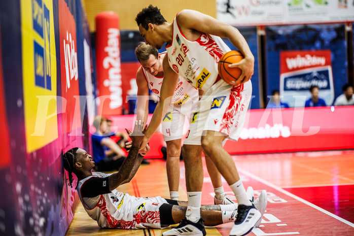 Basketball, Win2Day Superliga 2024/25, Playoffs, Halbfinale Spiel 2, Traiskirchen Lions, Oberwart Gunners, Cedric Russell (0), Denis Krestinin (55), Noah Oguamalam (20)