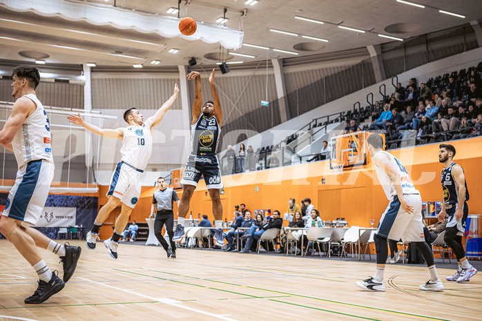 Basketball, Basketball Austria Cup 2022/23, Viertelfinale, Vienna Timberwolves, Gmunden Swans, Jakob Szkutta (10), Dwayne Lautier-Ogunleye (23)