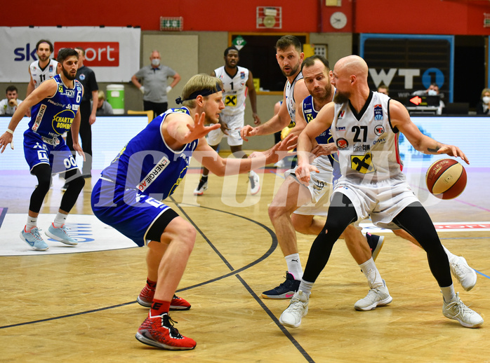 Basketball Superliga 2020/21, Grunddurchgang 6.Runde Flyers Wels vs. Swans Gmunden, Daniel Friedrich (6), Christian Von Fintel (27), Enis Murati (4),

