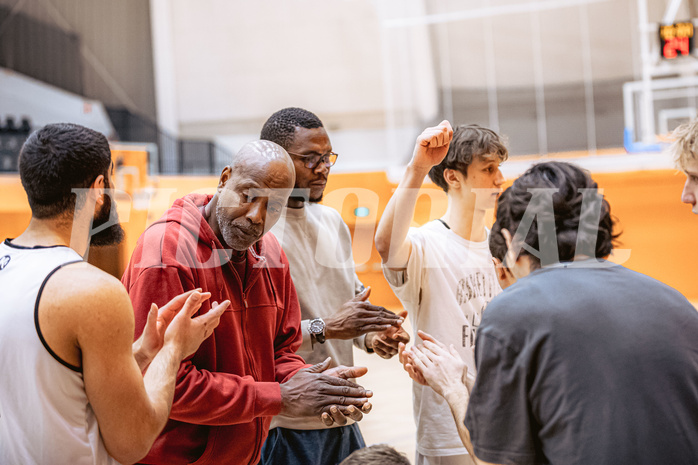 Basketball, Basketball Zweite Liga 2022/23, Grunddurchgang 16.Runde, Basket Flames, Wörthersee Piraten, Renaldo O'Neal (Coach)