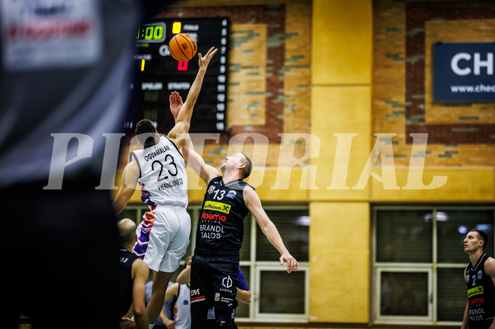 Basketball, Basketball Zweite Liga 2023/24, Grunddurchgang 11.Runde, Vienna United, Mattersburg Rocks, Noah Oguamalam (23), Corey Hallett (13)