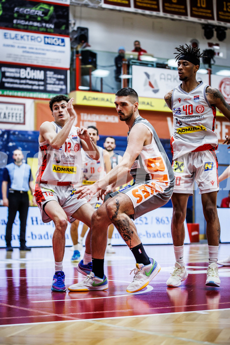 Basketball, Win2Day Superliga 2023/24, Grunddurchgang 10.Runde, Traiskirchen Lions, Klosterneuburg Dukes, Nils Kühteubl (12), Benjamin Blazevic (11)