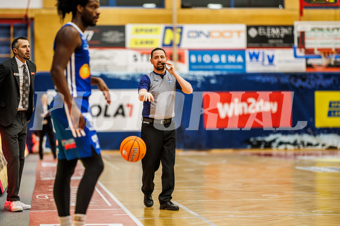 Basketball, Win2Day Superliga 2024/25, 2. Platzierungsrunde, Traiskirchen Lions, Oberwart Gunners, SR Stefan Jäger