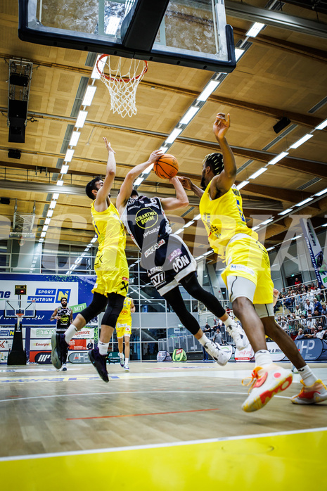 Basketball, Win2Day Superliga 2023/24, Grunddurchgang 4.Runde, SKN St. Pölten, Gmunden Swans, Daniel Friedrich (6)