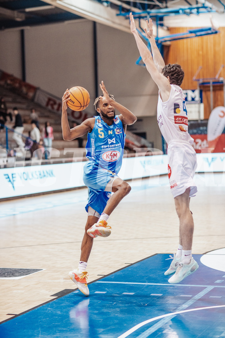 Basketball, Basketball Superliga 2023/24, Grunddurchgang 17.Runde, Oberwart Gunners, SKN St. Poelten, Michael Anthony Randolph Jr. (5), Jonathan Wess (4)