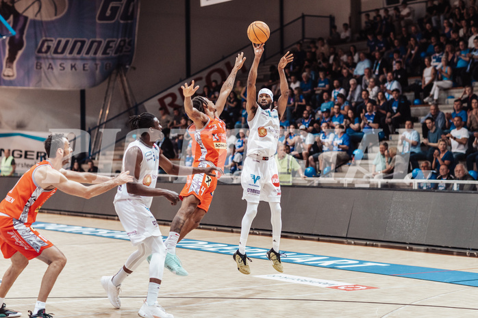 Basketball, Basketball Superliga 2023/24 , HF 2, Oberwart Gunners, Traiskirchen Lions, Fabricio Vay (11), Shaquille Rombley (5), Demarcus Demonia (4), Derrek Brooks (11)