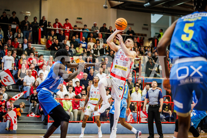 Basketball, win2day Basketball Superliga 2023/24, Viertelfinale Spiel 1, Traiskirchen Lions, SKN St.Pölten, Edgars Lasenbergs (25)