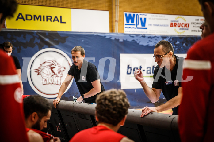 Basketball, bet-at-home Basketball Superliga 2021/22, Grunddurchgang 1.Runde, Traiskirchen Lions, Oberwart Gunners, Nenad Josipovic (Head Coach), Dominik Günthner (Ass. Coach)