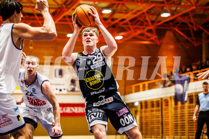 Basketball, win2day Basketball Superliga 2023/224, Grunddurchgang Runde 6, BBC Nord Dragonz, Gmunden Swans, Orri Gunnarsson (29)