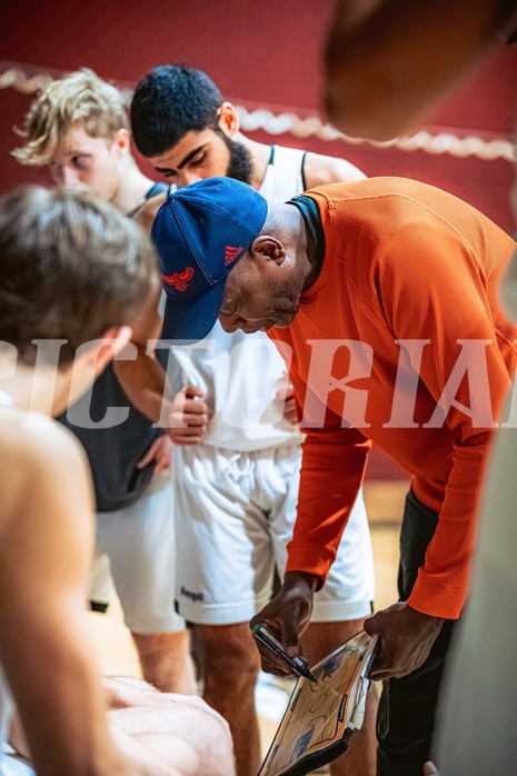 Basketball, Basketball Zweite Liga 2022/23, Grunddurchgang 6.Runde, Basket Flames, Union Deutsch Wagram Alligators, Renaldo O'Neal (Coach)