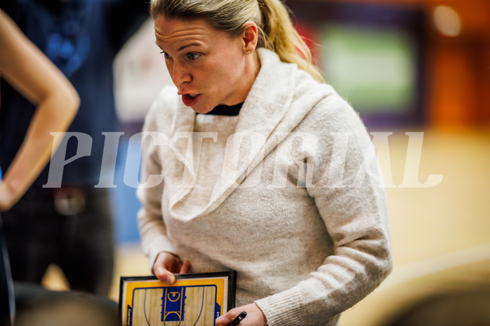 Basketball, Win2Day Basketball Damen Superliga 2023/24, Grunddurchgang 14.Runde, Vienna Timberwolves, SKN St. Pölten, Marlies Kiefer (Head Coach)