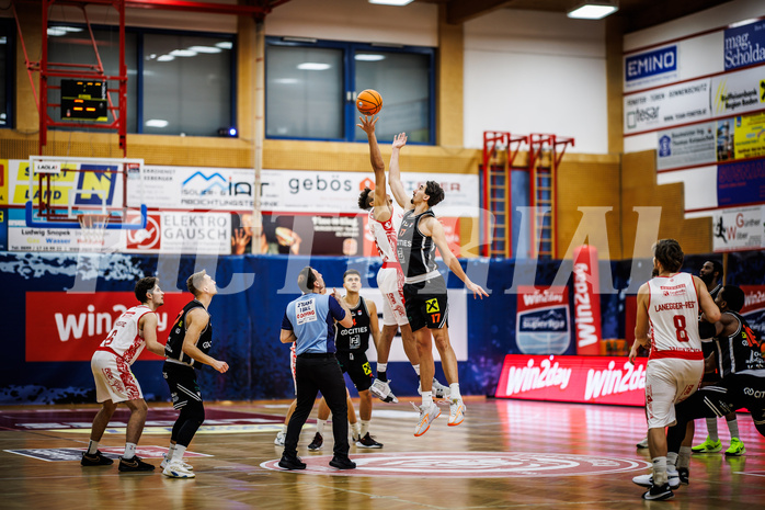 Basketball, Win2Day Superliga 2024/25, Grunddurchgang 15.Runde, Traiskirchen Lions, Fuerstenfeld Panthers, Obinna Anthony Ndukwe (2), Mario Spaleta (17)