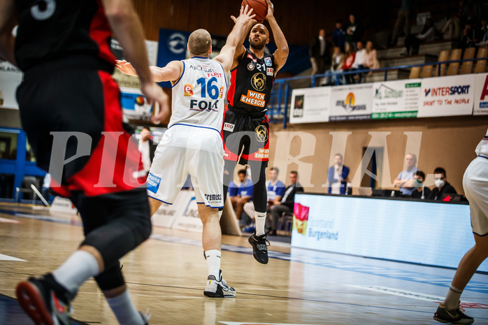 Basketball, bet-at-home Basketball Superliga 2021/22, Platzierungsrunde Spiel 10, Oberwart Gunners, BC GGMT Vienna, Andre Jones (21)