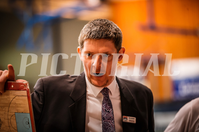 Basketball, bet-at-home Basketball Superliga 2021/22, Grunddurchgang Runde 14, Oberwart Gunners, Vienna D.C. Timberwolves, Hubert Schmidt (Headcoach) Basketball, bet-at-home Basketball Superliga 2021/22, Grunddurchgang Runde 14, Oberwart Gunners, Vienna D.C. Timberwolves, Hubert Schmidt (Headcoach)