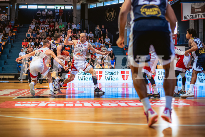 Basketball, Win2Day Superliga 2022/23, Playoff, Finale Spiel 4, BC Vienna, Gmunden Swans, Daniel Friedrich (6), Nemanja Milosevic (15)