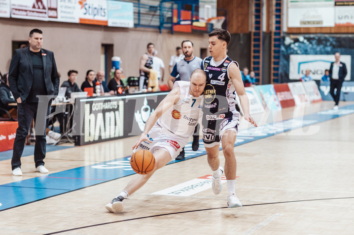 Basketball, Basketball Superliga 2023/24 , VF 2, Oberwart Gunners, Gmunden Swans, Sebastian Kaeferle (7), Vuk Zivanovic (4)