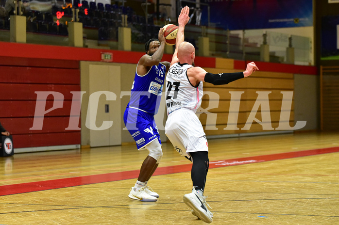 Basketball Superliga 2020/21, Grunddurchgang 13. Runde Flyers Wels vs. Oberwart, Quincy Diggs (13), Christian Von Fintel (27),