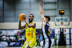 Basketball, Win2Day Superliga 2023/24, Grunddurchgang 4.Runde, SKN St. Pölten, Gmunden Swans, Michael Anthony Randolph Jr. (5), Daniel Friedrich (6)