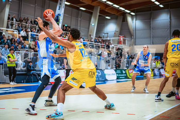 Basketball, Win2Day Superliga 2022/23, 2. Platzierungsrunde, SKN St. Pölten, Oberwart Gunners, John Joseph Rauch (11), Rashaan Guylain Mbemba (12)