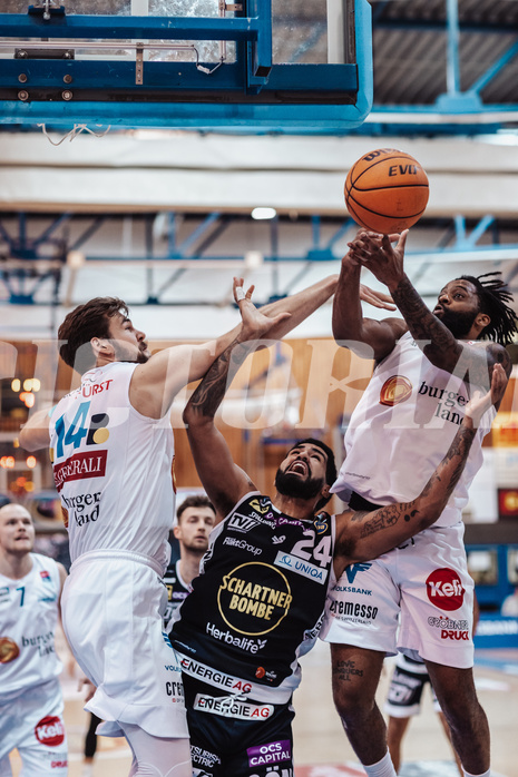 Basketball, Basketball Superliga 2023/24, Grunddurchgang 19.Runde, Oberwart Gunners, Gmunden Swans, Daniel Koeppel (14), Trey Moses (24), Kris Monroe (13) Basketball, Basketball Superliga 2023/24, Grunddurchgang 19.Runde, Oberwart Gunners, Gmunden Swans, Daniel Koeppel (14), Trey Moses (24), Kris Monroe (13)