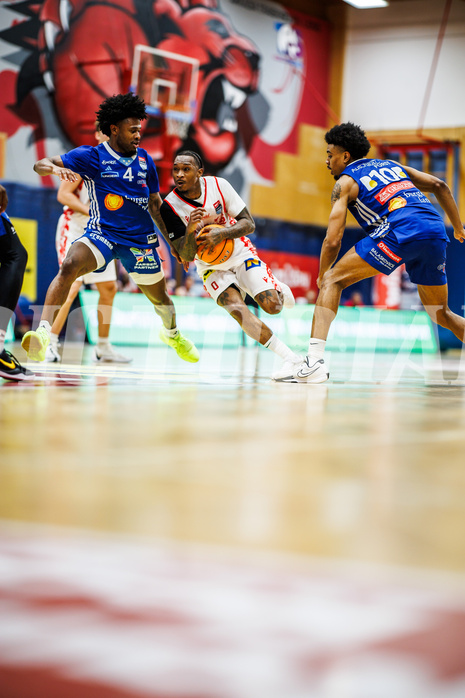 Basketball, Win2Day Superliga 2024/25, Playoffs, Halbfinale Spiel 2, Traiskirchen Lions, Oberwart Gunners, Caleb Fields (4), Cedric Russell (0)