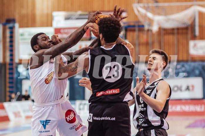 Basketball, Basketball Superliga 2023/24, Grundduchgang Runde 4., Oberwart Gunners, Kapfenberg Bulls, Trevion Lamar (10), Daniel Grgic (18), Johnny McCants (23)