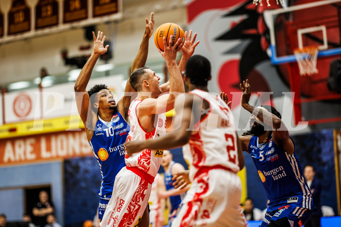 Basketball, Win2Day Superliga 2024/25, 2. Platzierungsrunde, Traiskirchen Lions, Oberwart Gunners, Robert Allen (10), Denis Krestinin (55)