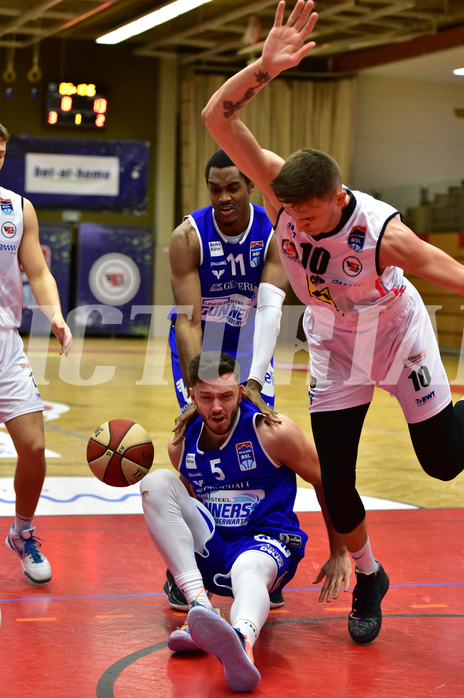 Basketball Superliga 2020/21, Grunddurchgang 13. Runde Flyers Wels vs. Oberwart, Nigel Pruitt (11), Ignaz Fiodorovas. (5), Aleksandar Andjelkovic (10)
