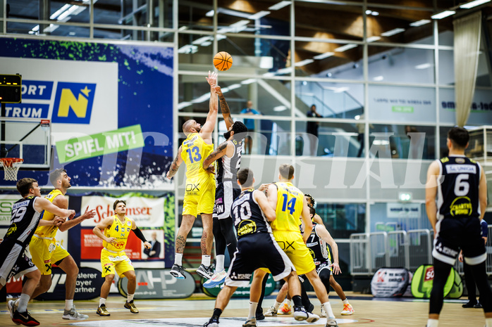 Basketball, Win2Day Superliga 2023/24, Grunddurchgang 4.Runde, SKN St. Pölten, Gmunden Swans, Nebosja Dukic (13), Trey Alex Moses (24)