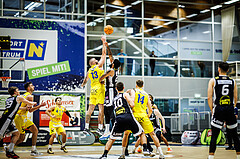 Basketball, Win2Day Superliga 2023/24, Grunddurchgang 4.Runde, SKN St. Pölten, Gmunden Swans, Nebosja Dukic (13), Trey Alex Moses (24)
